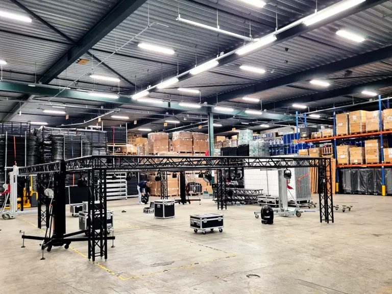 Truss en dansvloer opbouw in magazijnhal