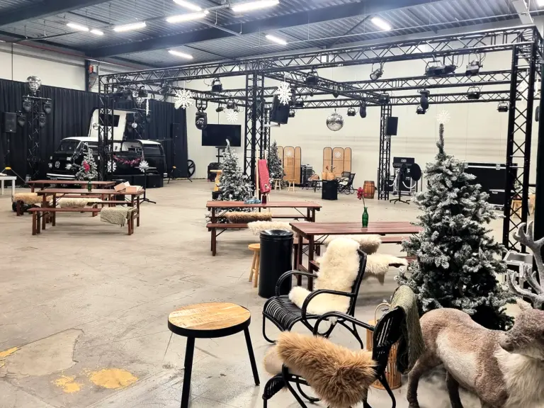 Truss met moving heads en parren in bedrijfshal