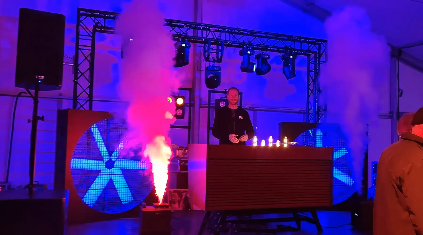 Lichtshow bij DJ booth