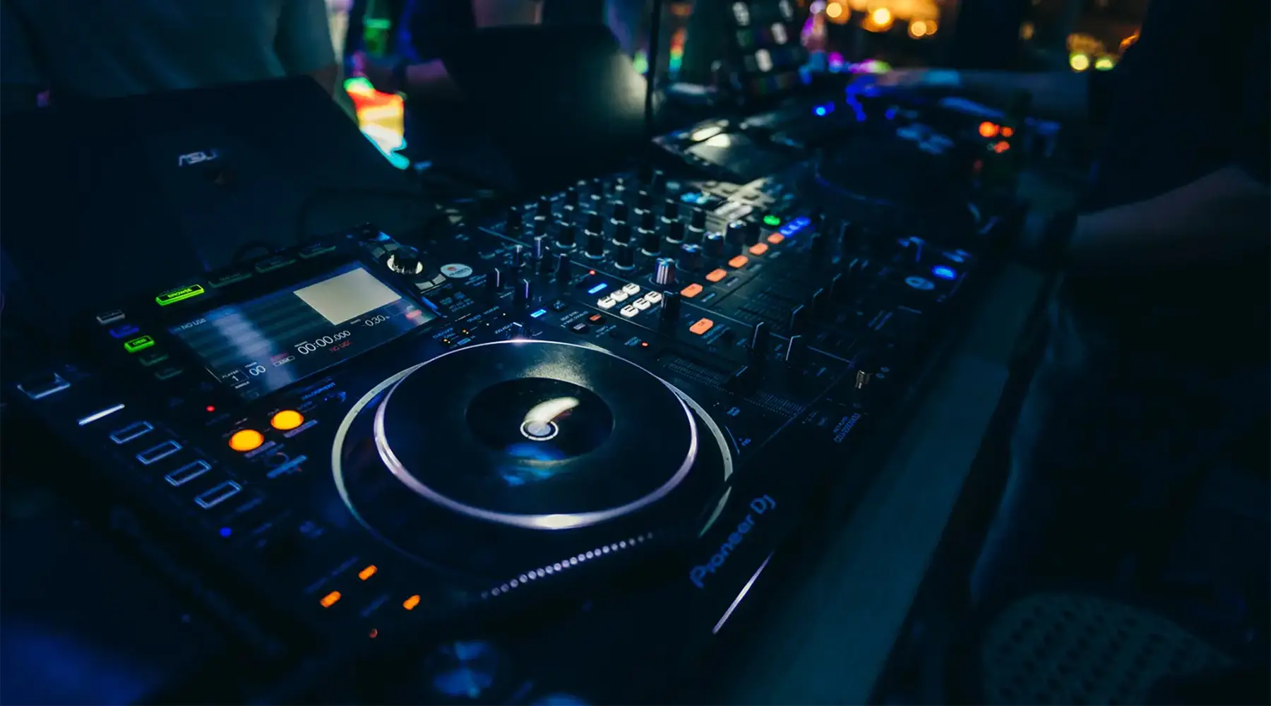DJ player van Pioneer en mixer