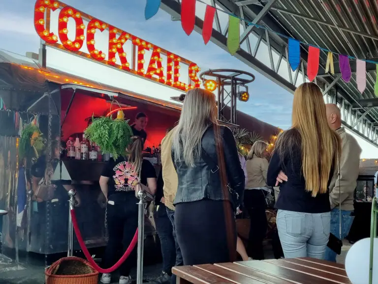 Airstreamer foodtruck met cocktails op bedrijfsfeest
